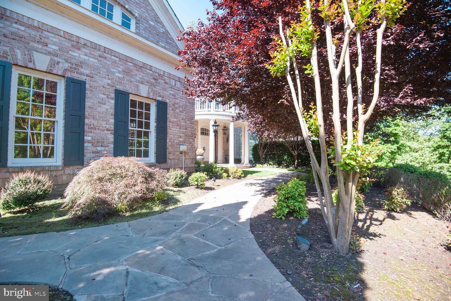 Property Photo: 7845 Montvale Way VA 22102