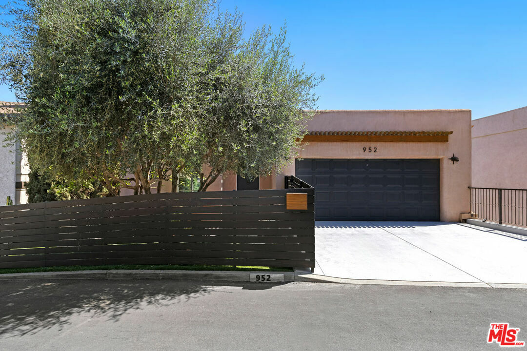 Property Photo: 952 Nordica Dr CA 90065