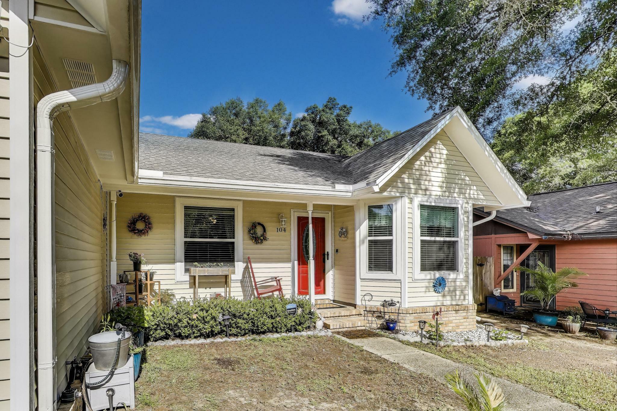 Property Photo: 104 Fairoaks Drive FL 32539