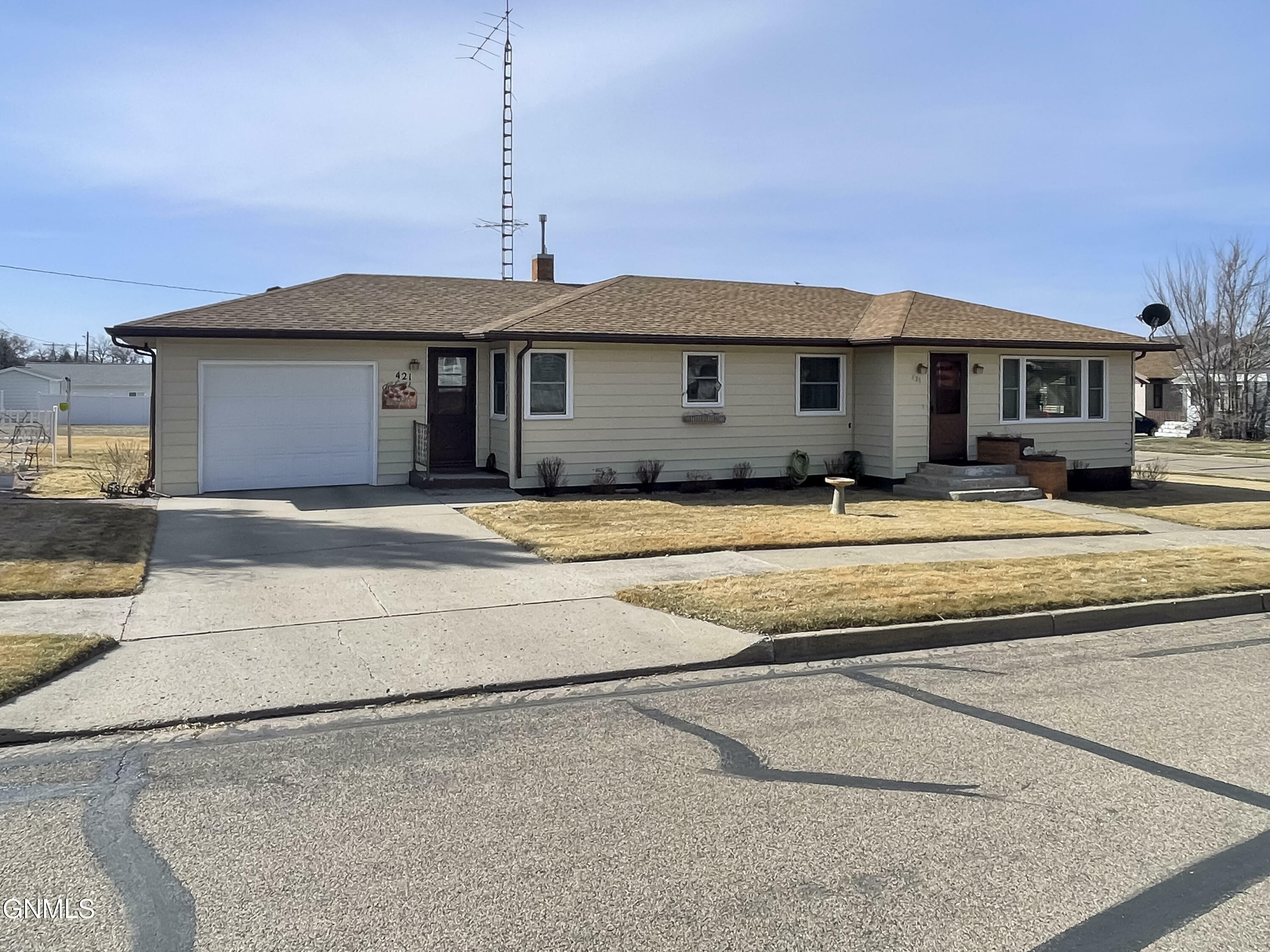 Property Photo: 421 1st Street NE ND 58552