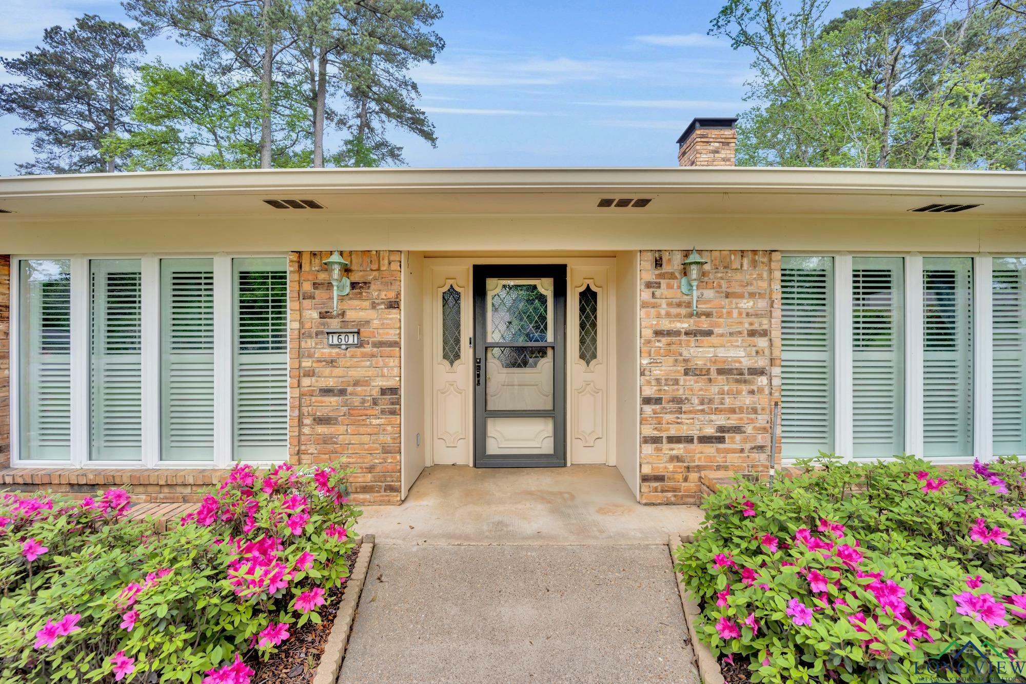 Property Photo: 1601 Glenrose St TX 75604