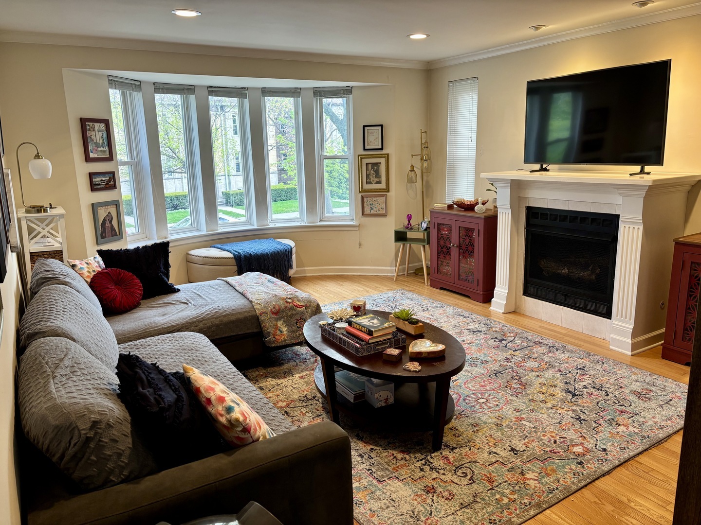 Property Photo: 6660 W Devon Avenue 1W IL 60631