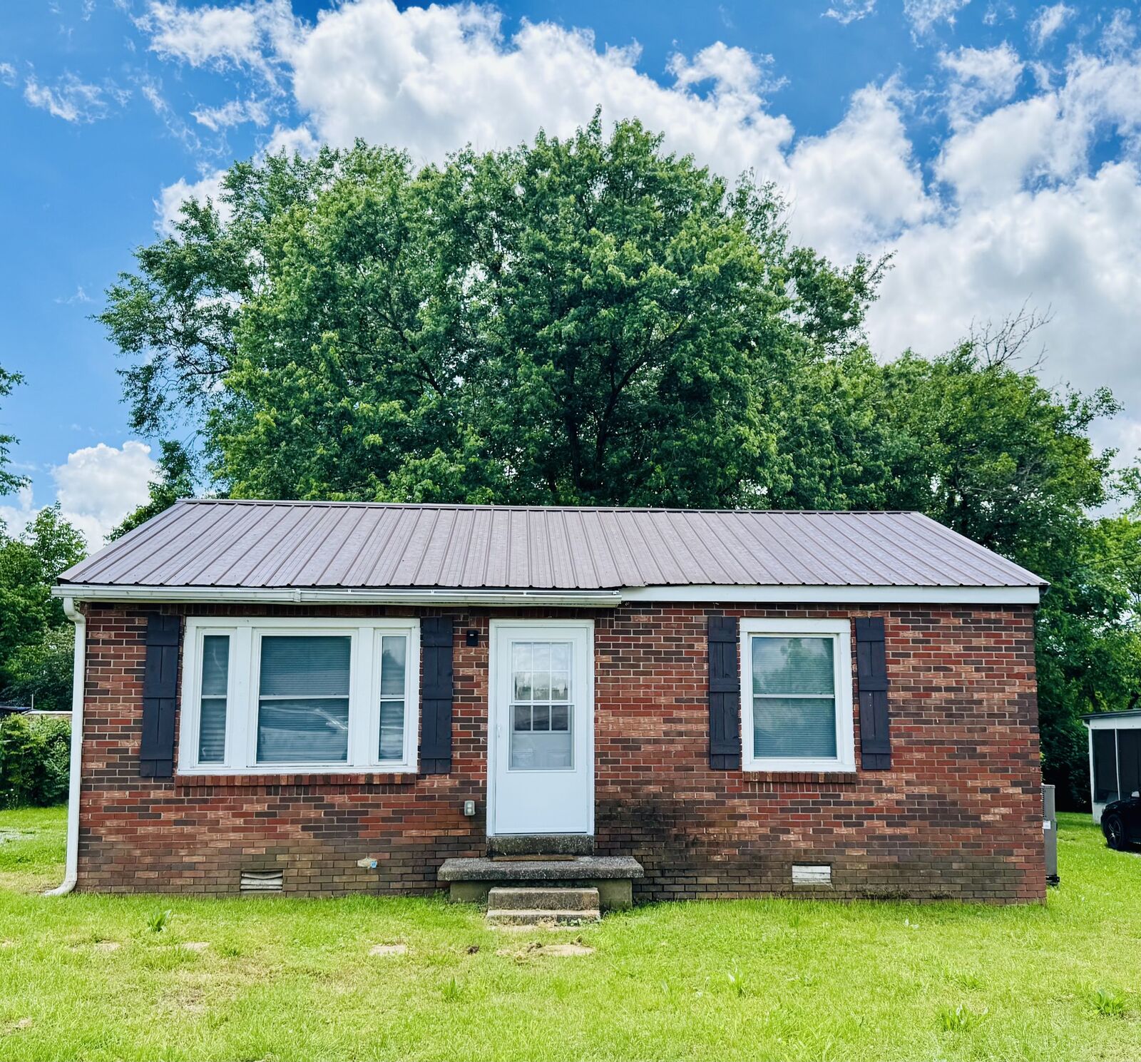 Property Photo:  511 Carson St  TN 37066 