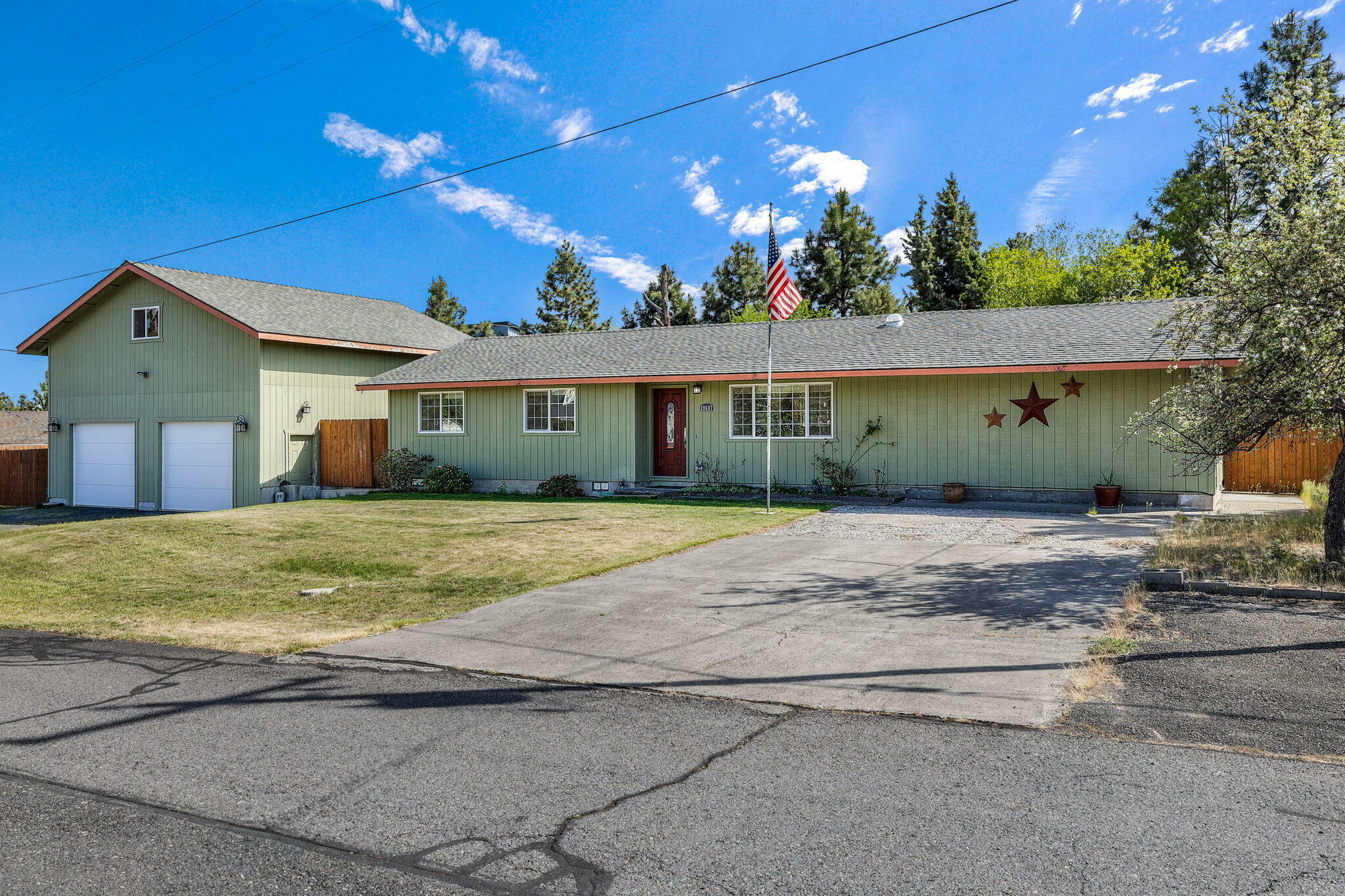 Property Photo: 20607 Independence Way OR 97701