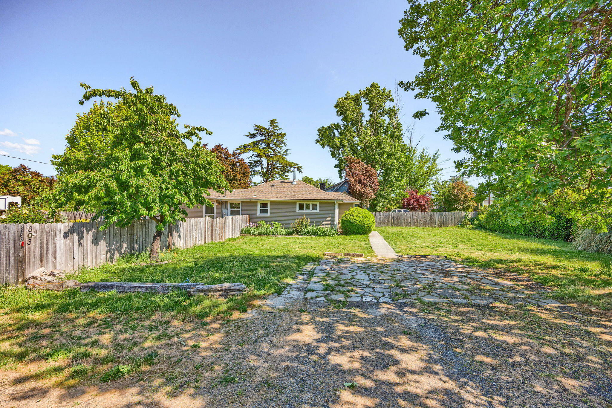 Property Photo: 303 C Street OR 97535