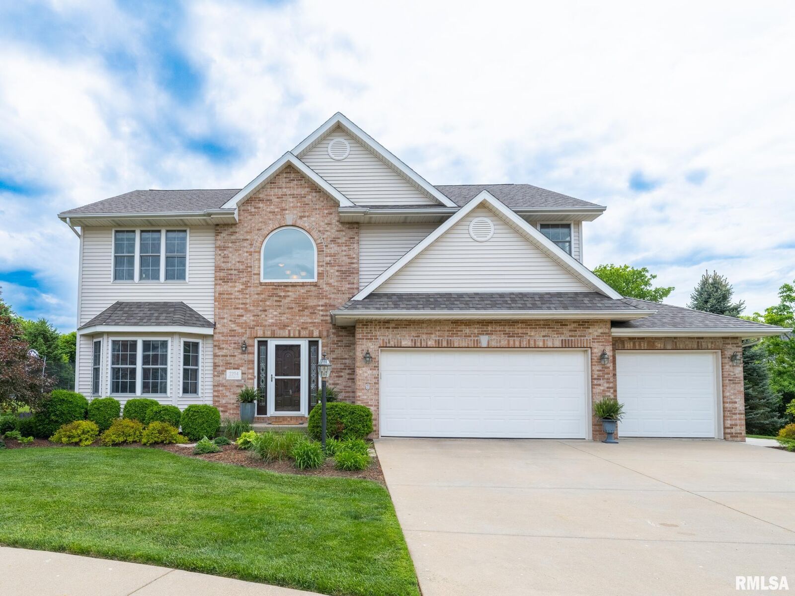 Property Photo:  2204 W Dover Court  IL 61525 