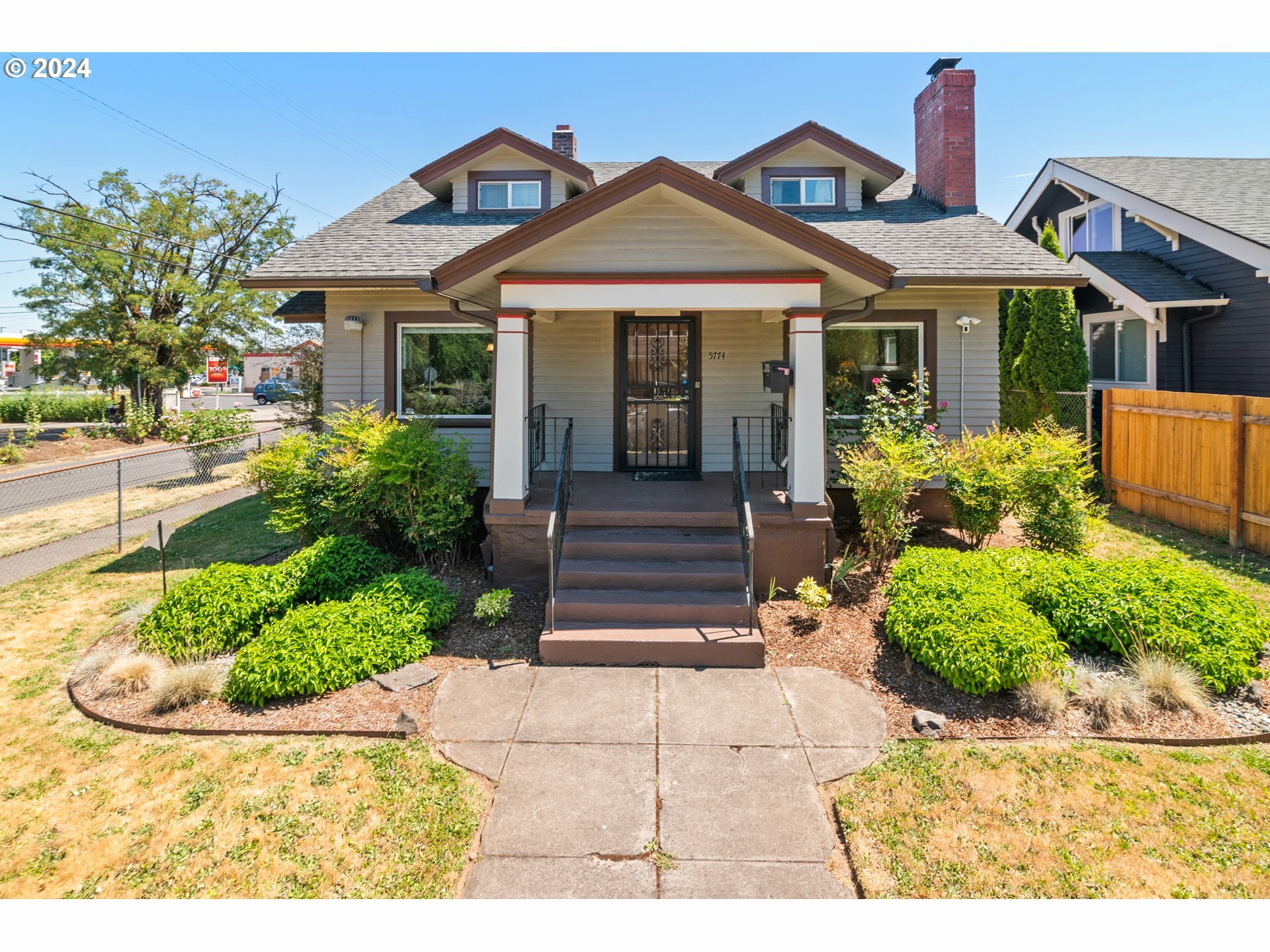 Property Photo: 5774 NE Garfield Ave OR 97211