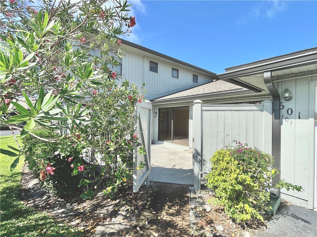Property Photo: 601 Centre Court SW 101 FL 32962