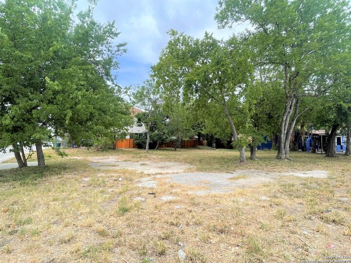 Property Photo: 902 S Mittman St TX 78210
