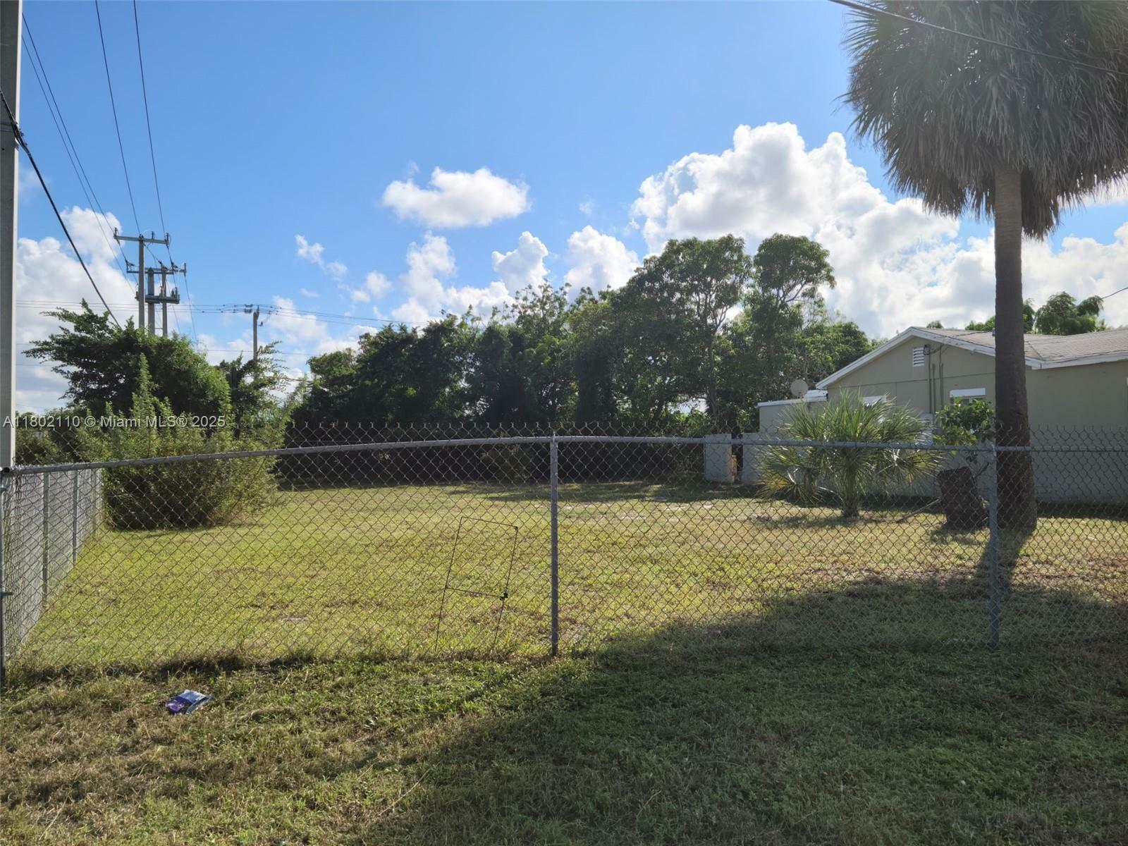 Property Photo: 601 W 9th St FL 33404