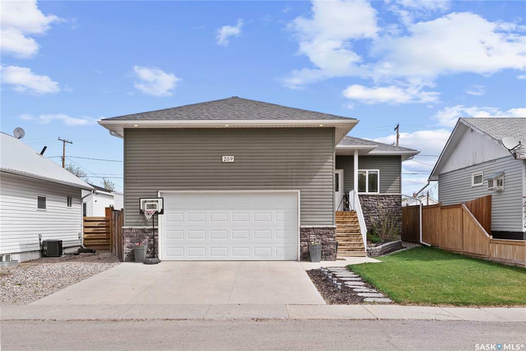 Property Photo: 209 5th Avenue E SK S0K 0M0