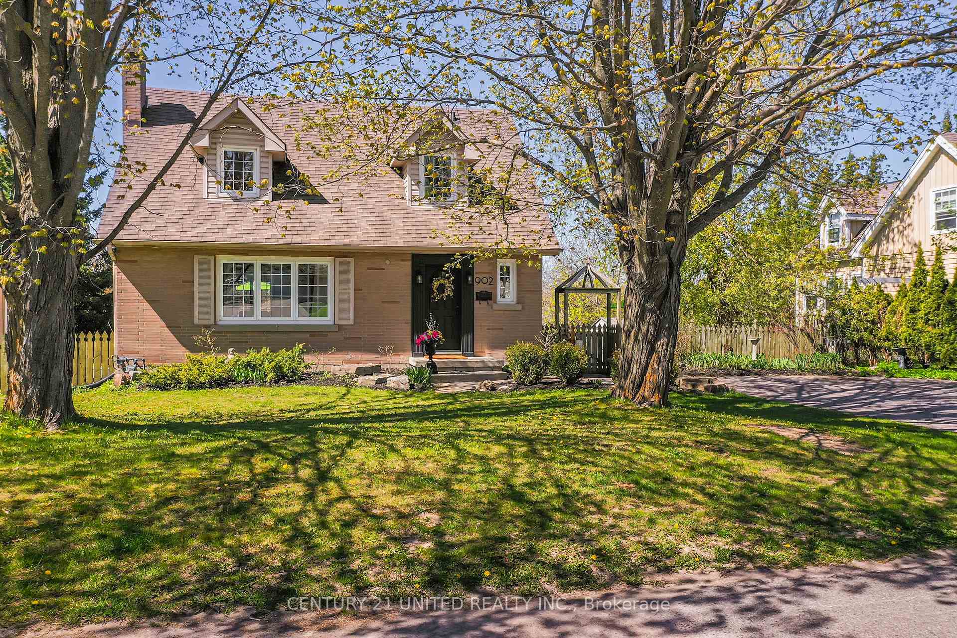 Property Photo: 902 Valleyview Drive ON K9J 6R1
