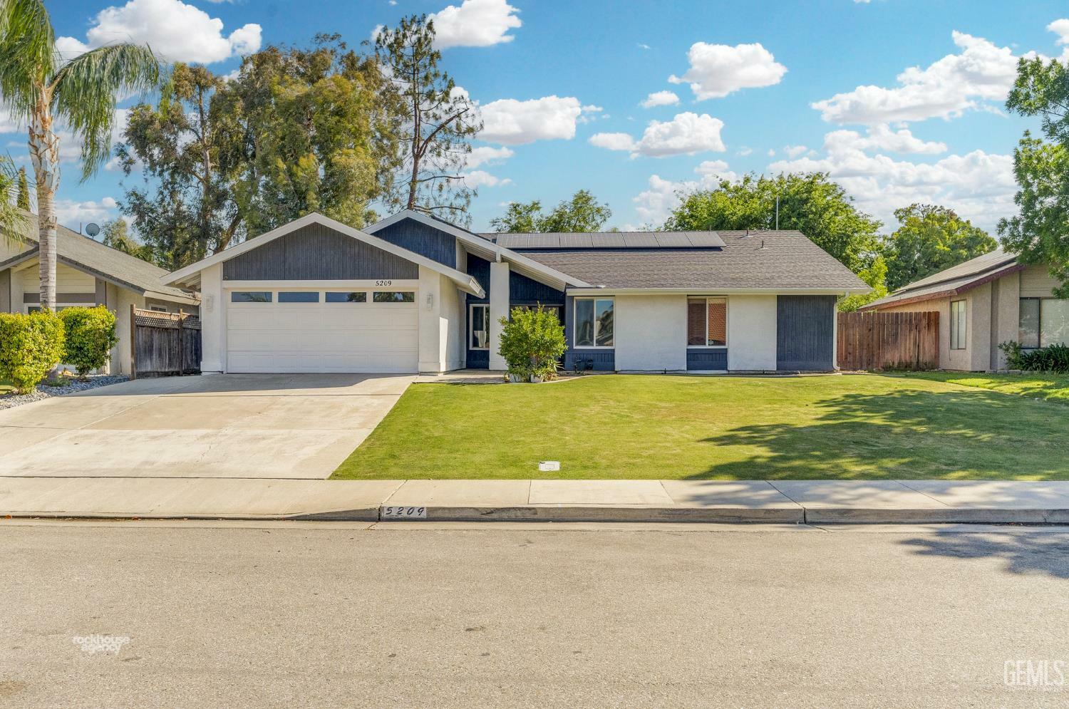 Property Photo: 5209 Pla Vada Drive CA 93306
