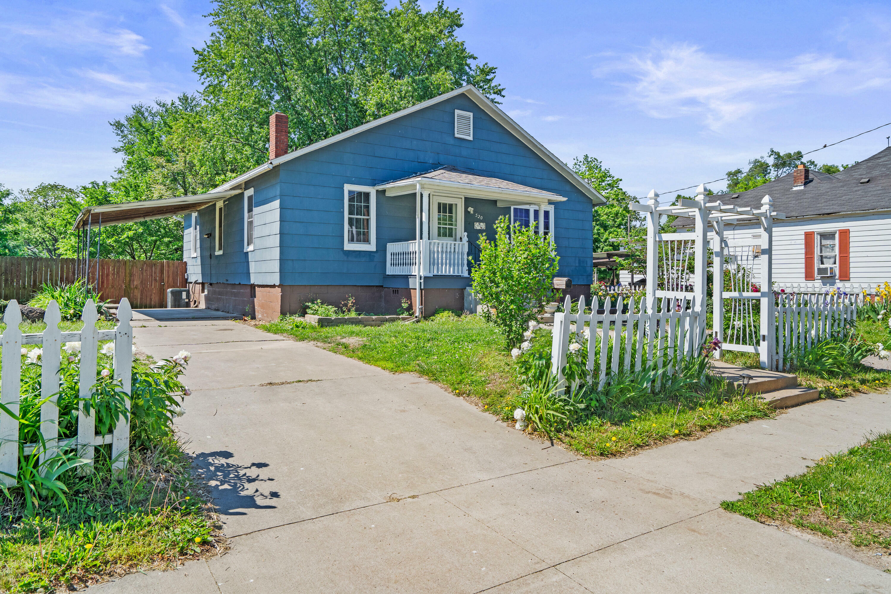 Property Photo: 520 Taylor St MO 65270