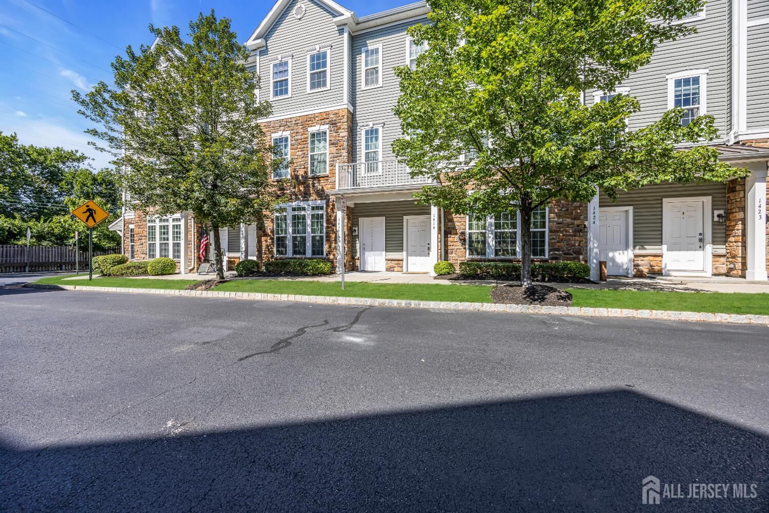Property Photo:  1425 Hudson Circle  NJ 08904 