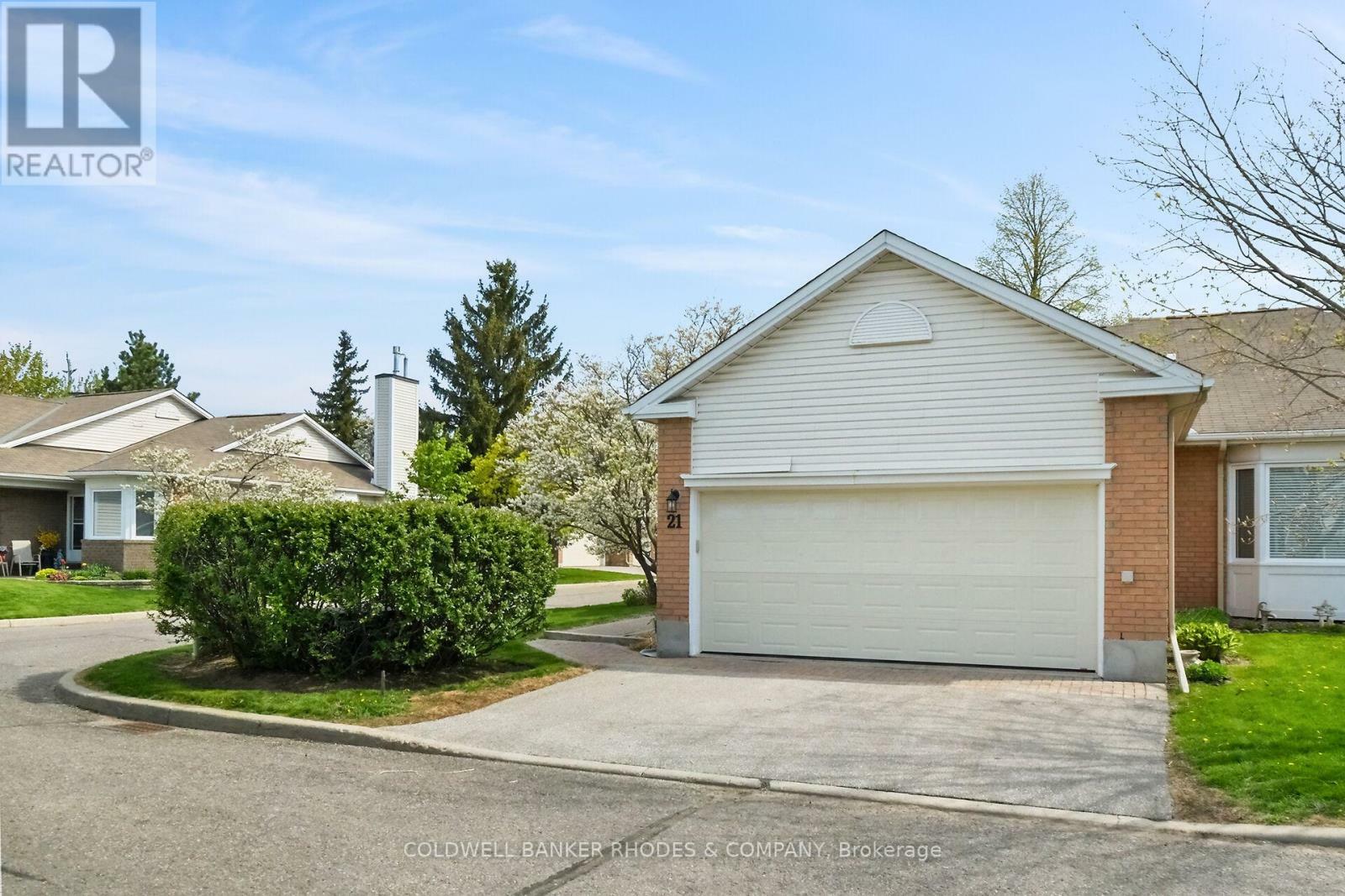 Property Photo: 21 River Oaks Court 21 ON K2S 1L3
