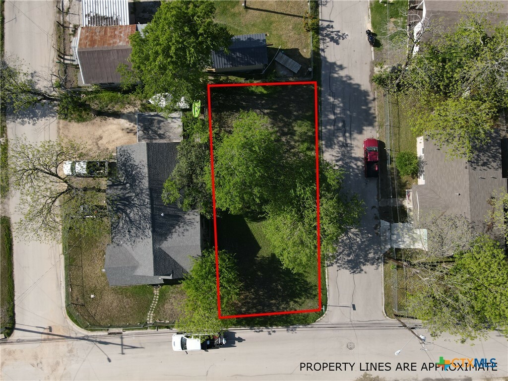 Property Photo:  631 E Ireland Street  TX 78155 