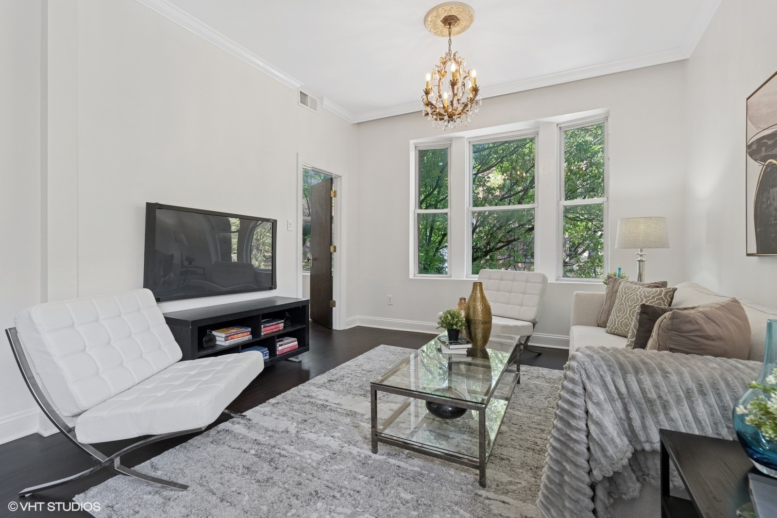 Property Photo: 2328 N Oakley Avenue 2E IL 60647
