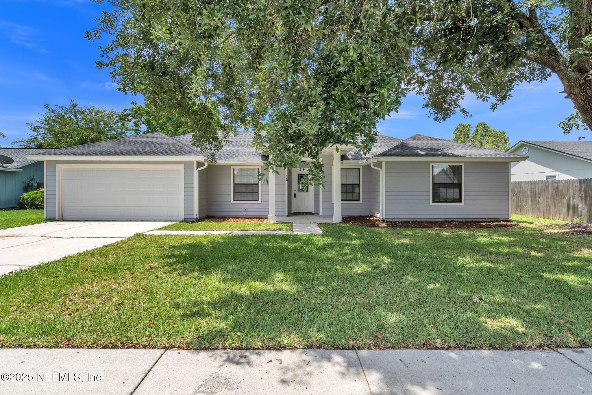 Property Photo: 2114 Sahara Place FL 32068