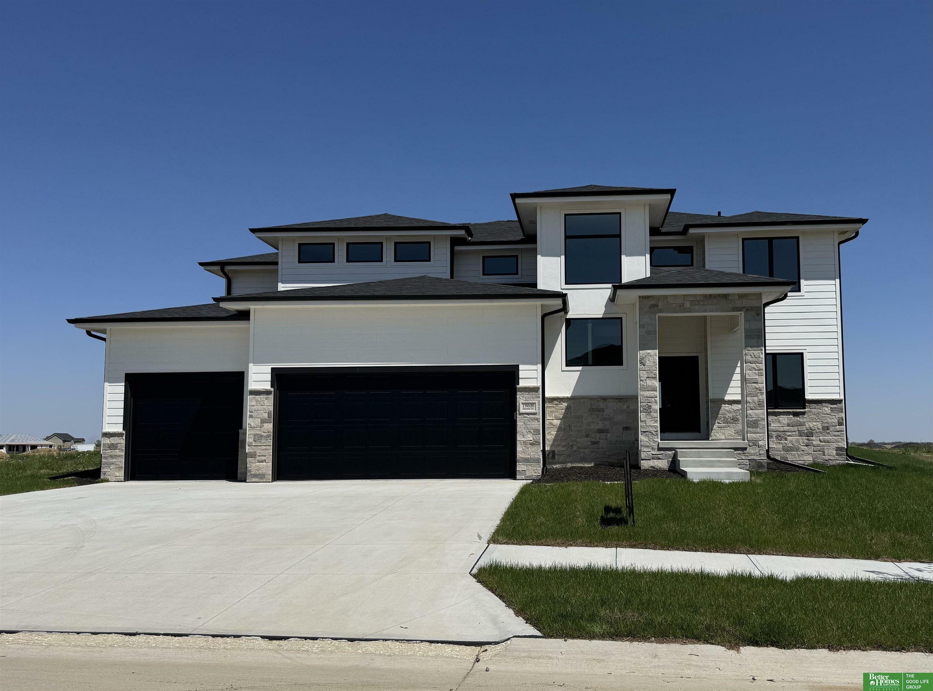 Property Photo: 19606 Jaynes Street NE 68022