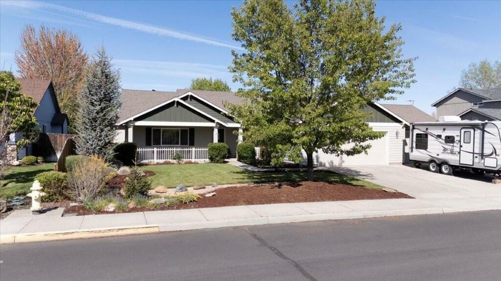 Property Photo: 2053 NW 19th Place OR 97756