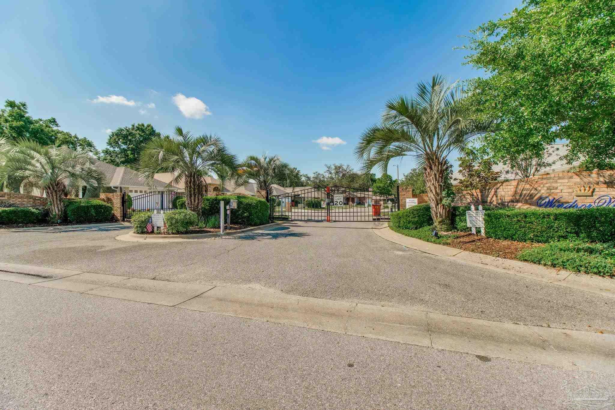 Property Photo: 3881 Windsor Castle Blvd FL 32583