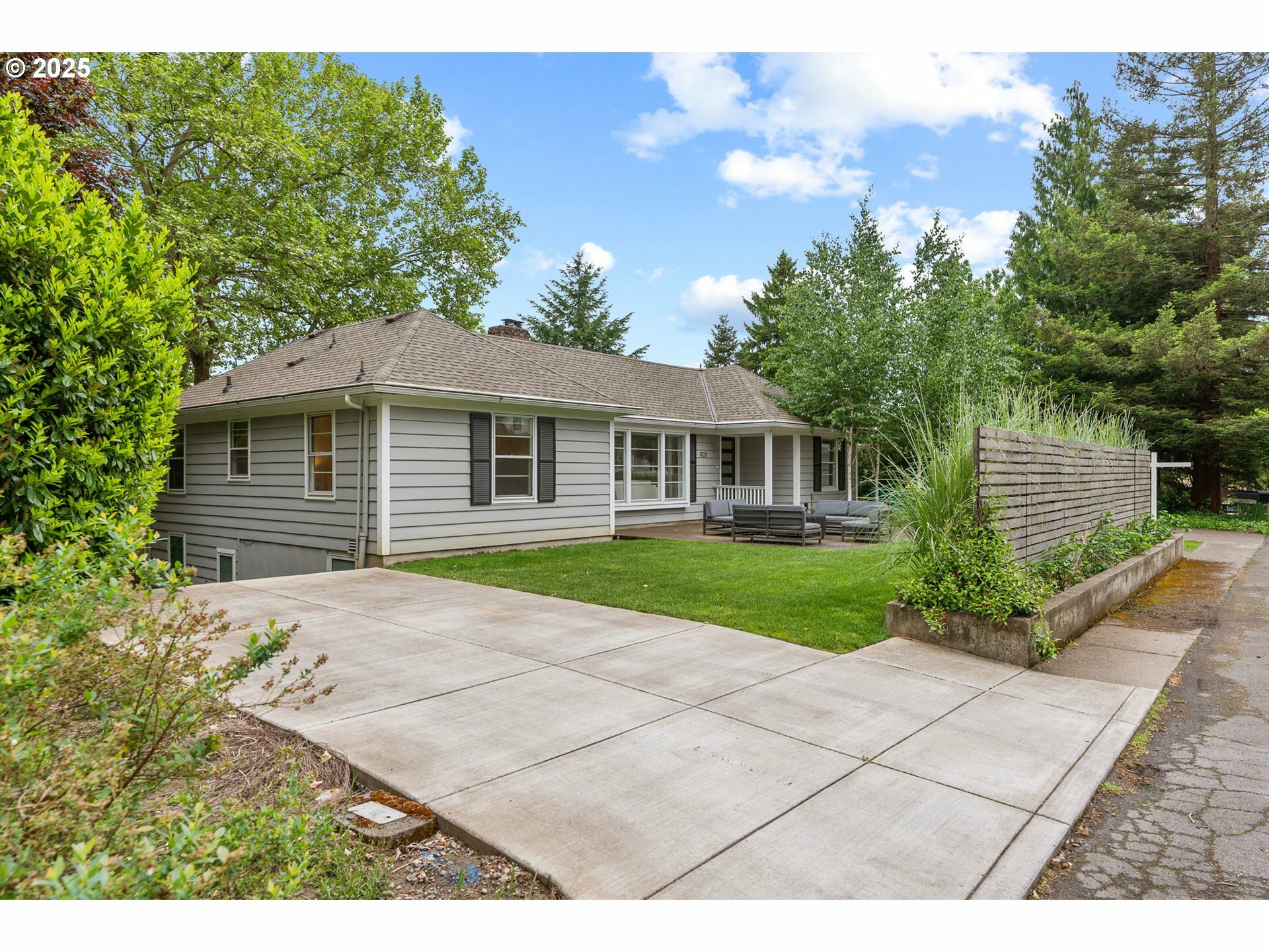Property Photo: 8120 SW Maple Dr OR 97225