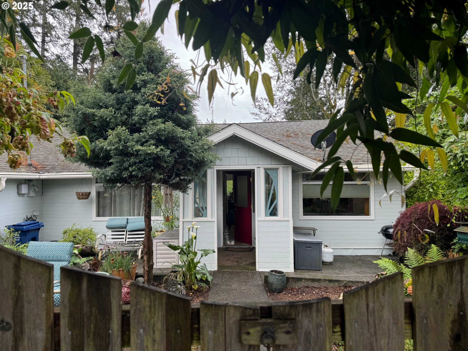 Property Photo: 845 E 1st St OR 97423