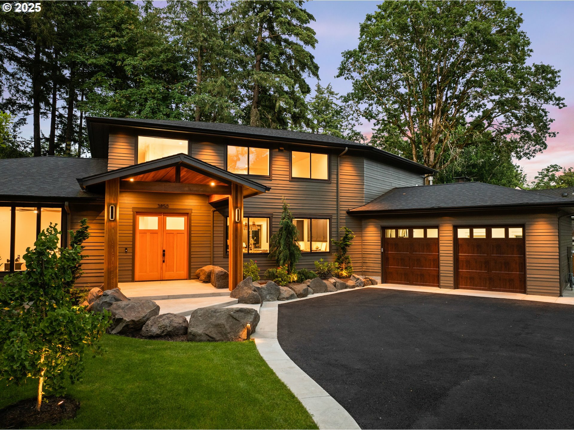 Property Photo: 3850 Lake Grove Ave OR 97035