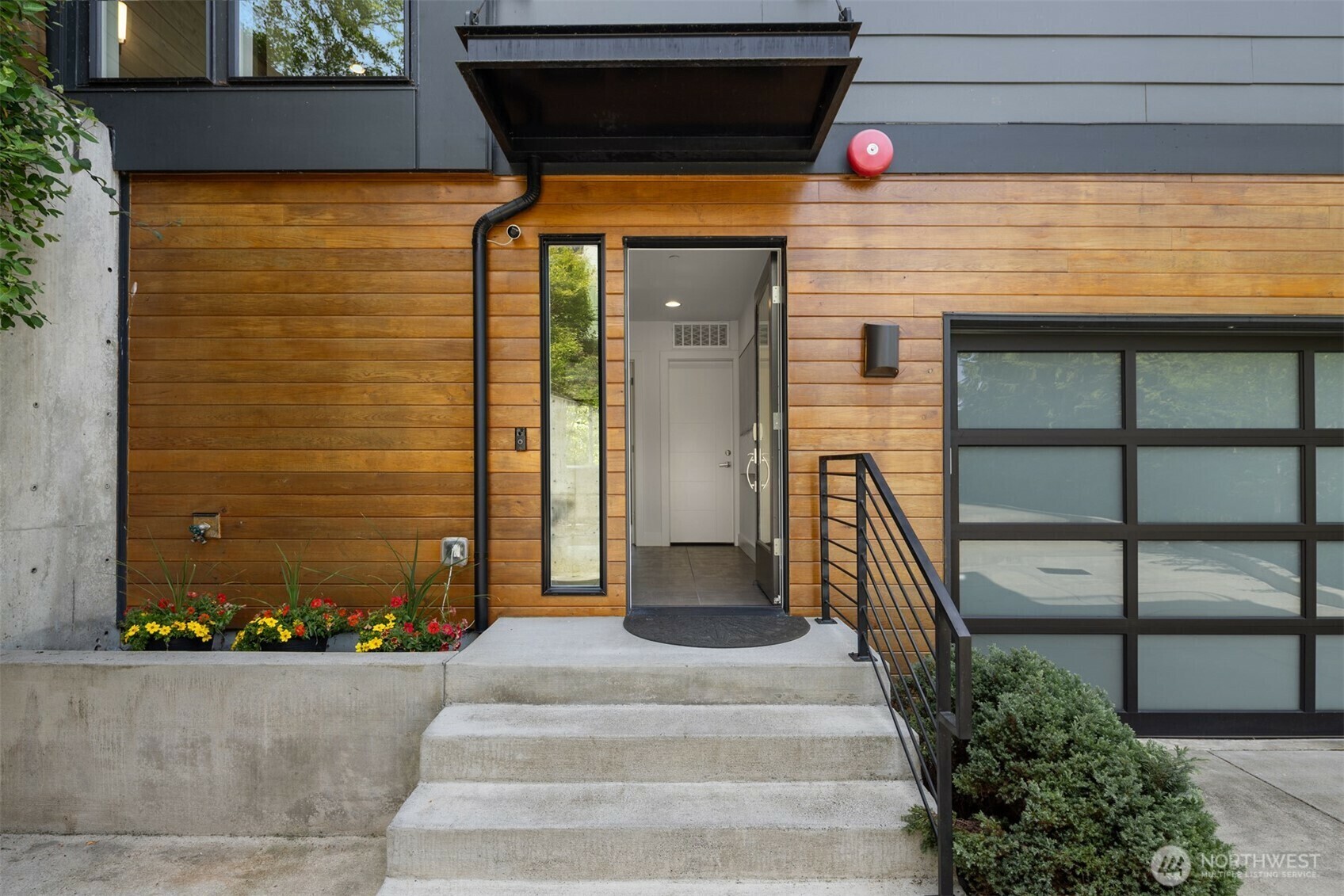 Property Photo: 6829 SE 32nd Street WA 98040