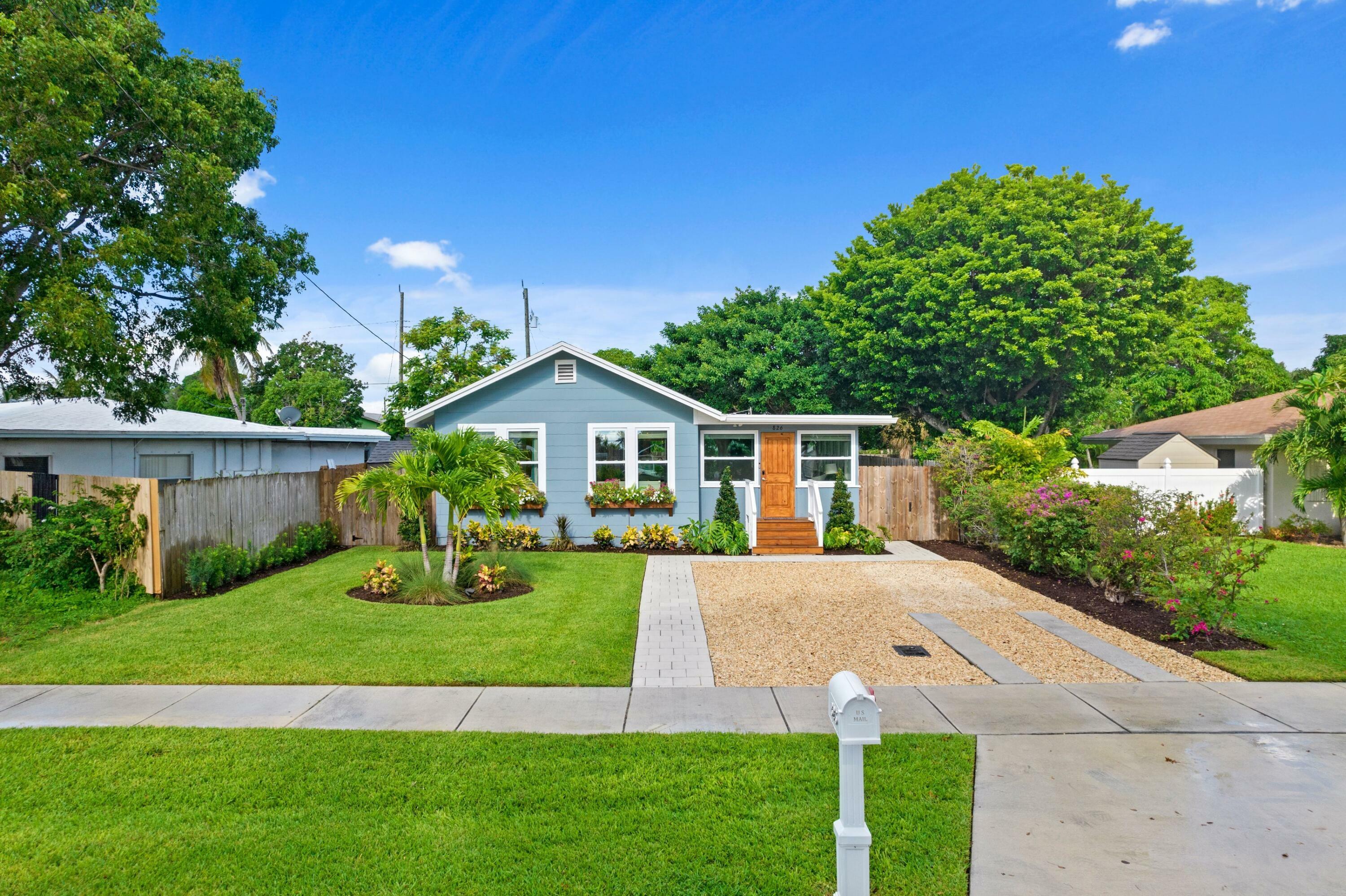 Property Photo: 826 SE 4th Avenue FL 33483