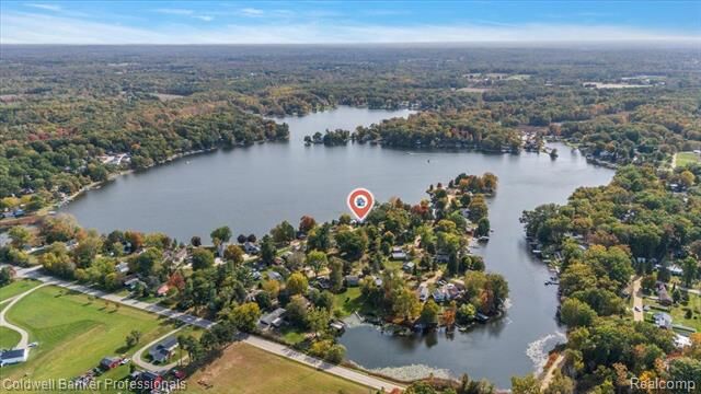 Property Photo: 426 Peninsula Drive MI 48421