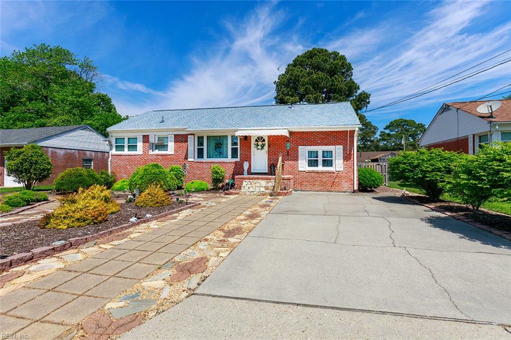 Property Photo: 13 Eastlawn Dr VA 23664