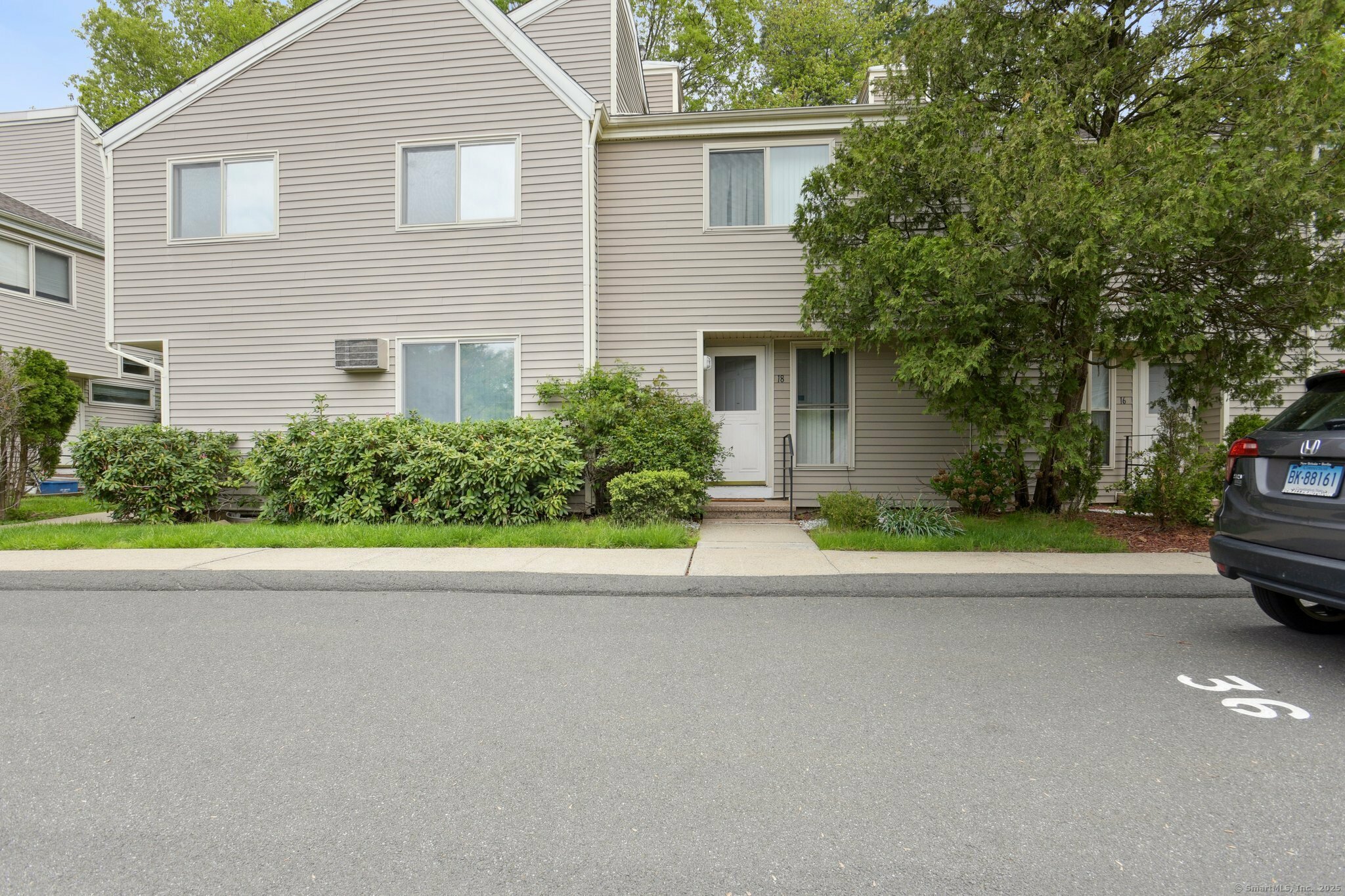Property Photo: 18 Cherokee Court 18 CT 06416