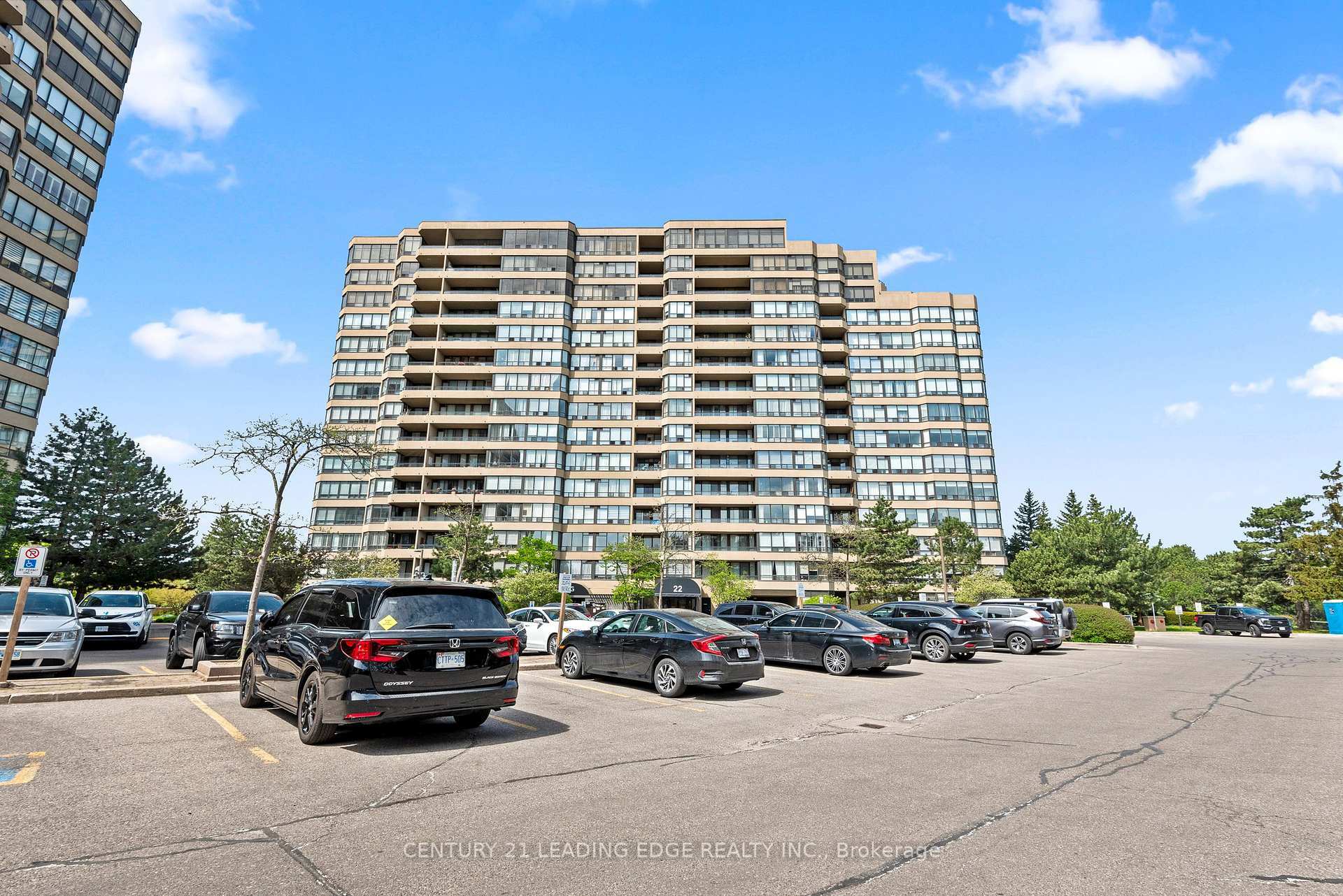 Photo de la propriété: 22 Clarissa Drive 1414 ON L4C 9R6