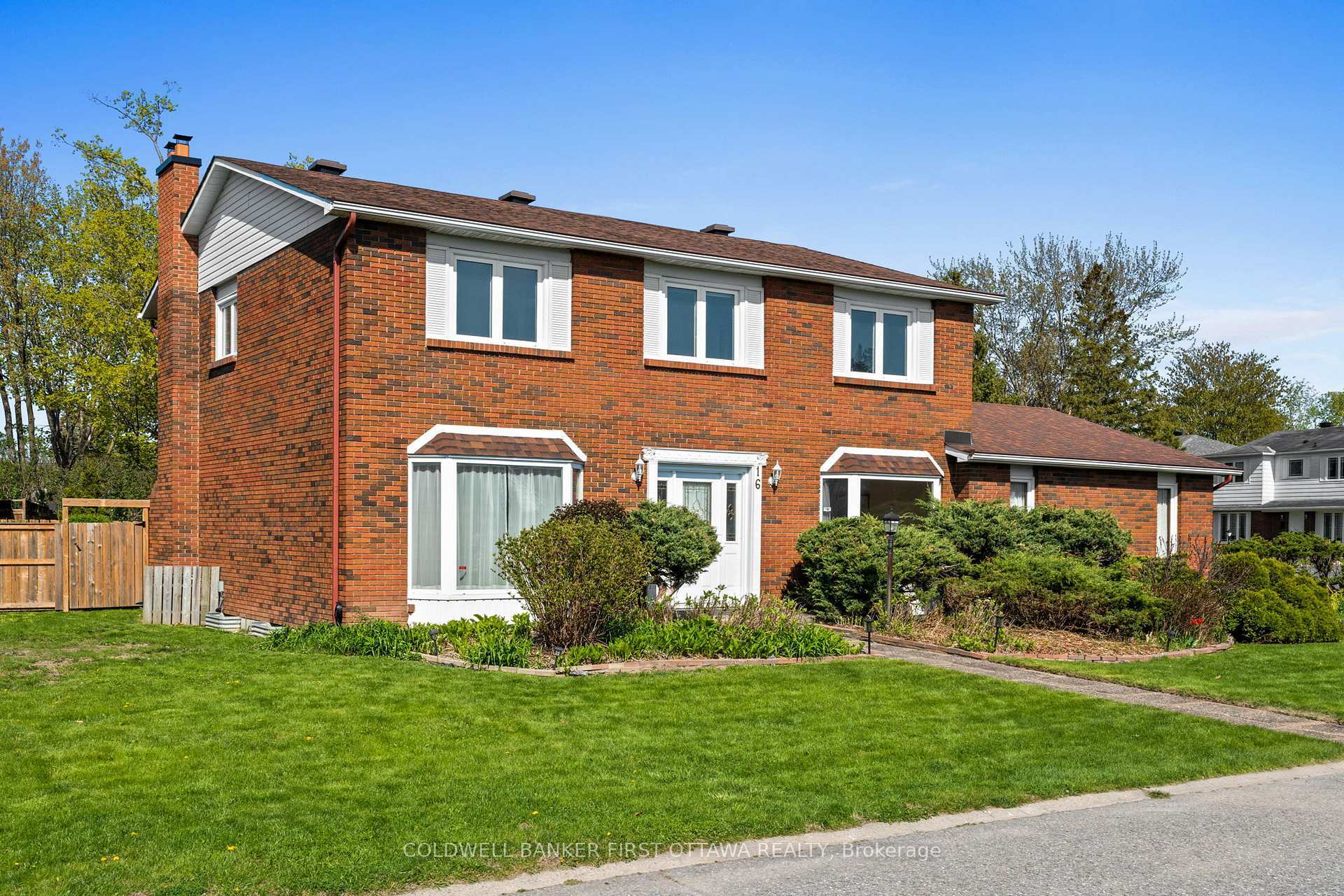 Property Photo:  16 Denewood Crescent  ON K2E 7G5 