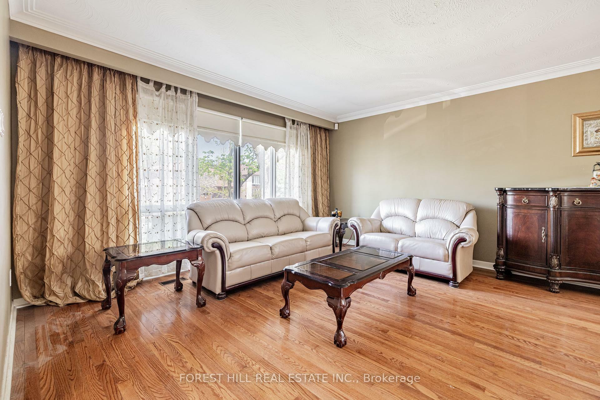 Property Photo: 121 Charlton Boulevard ON M2R 2J2