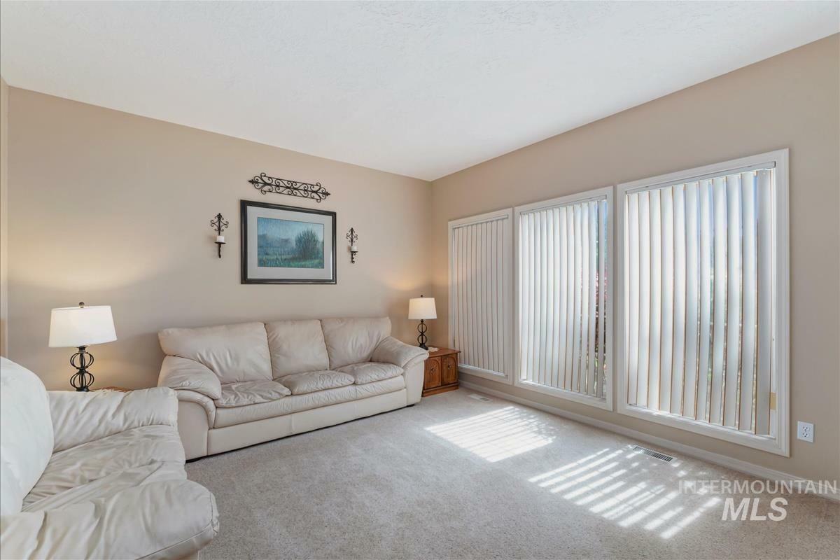 Property Photo: 884 E Kingsford Dr ID 83642