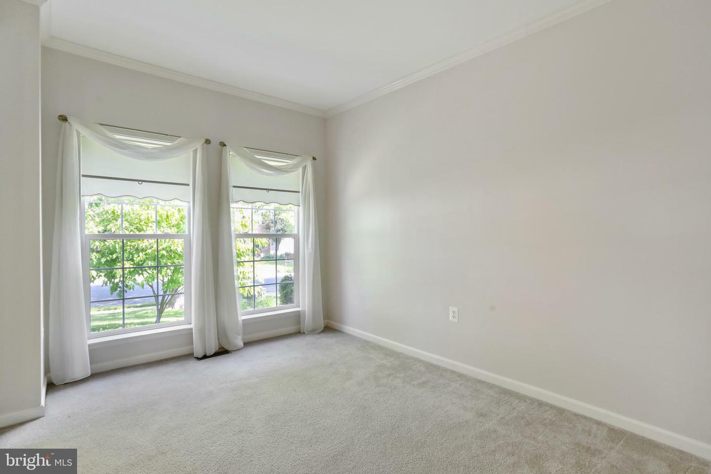 Property Photo: 228 E King James Street VA 20132