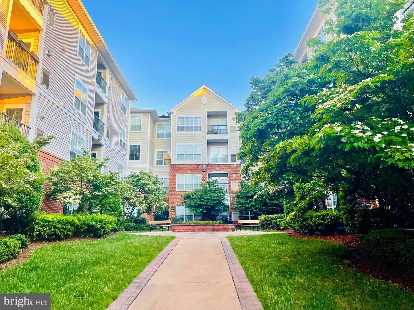 Property Photo: 4862 Eisenhower Avenue 269 VA 22304