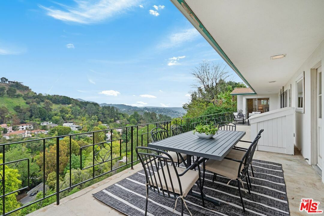Property Photo: 2422 Carman Crest Dr CA 90068