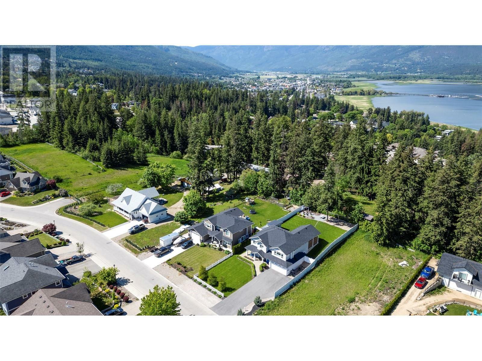 Property Photo: 1811 22 Street Northeast BC V1E 3M9