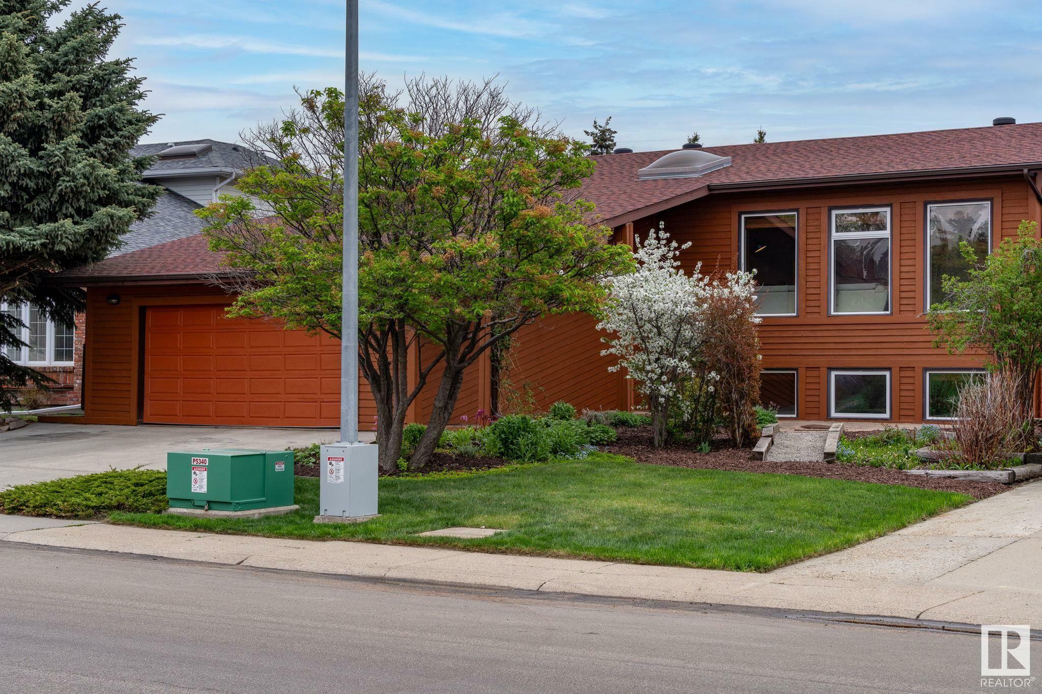 Photo de la propriété: 4351 147 Street NW AB T6H 5V3