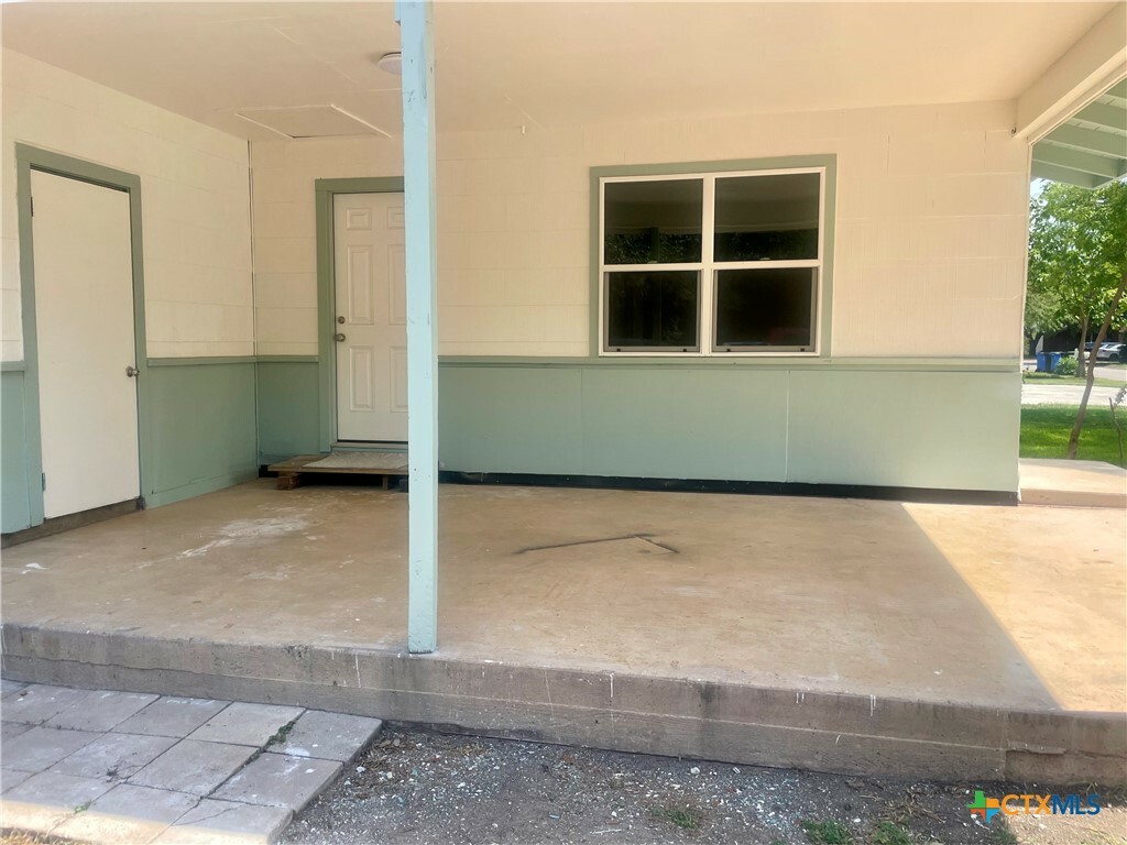 Property Photo: 413 Vickers Avenue TX 78155