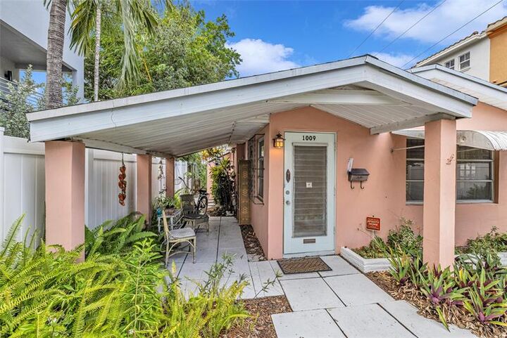 Property Photo: 1009 NE 6th St FL 33304