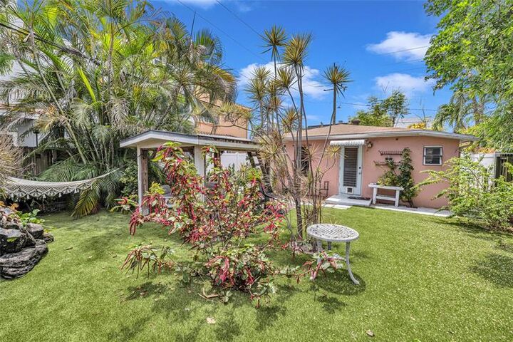 Property Photo: 1009 NE 6th St FL 33304