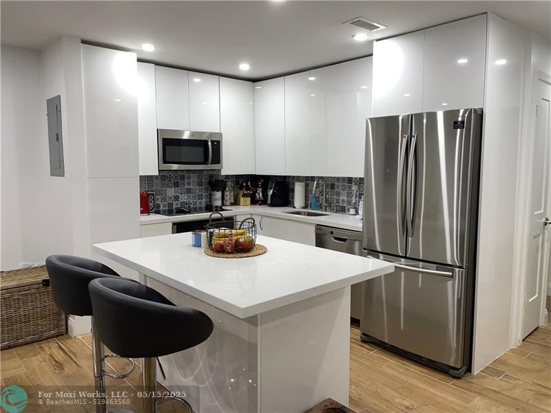 Property Photo: 6389 E Bay Club Dr 2 FL 33308