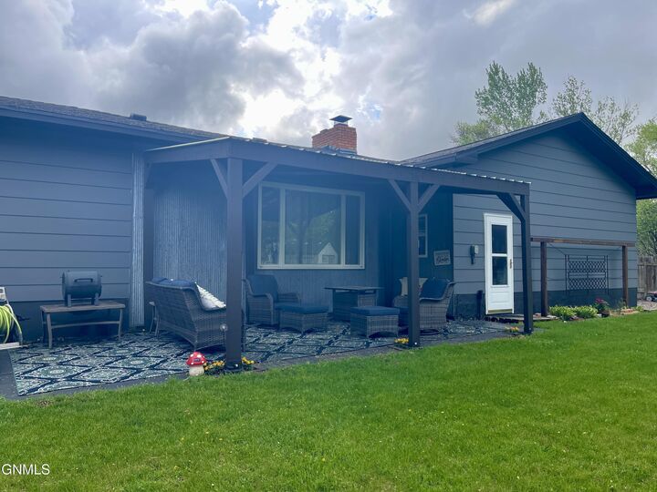 Property Photo:  934 2nd Avenue NW  ND 58401 