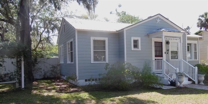 Property Photo:  1102 S Oak Avenue  FL 32771 