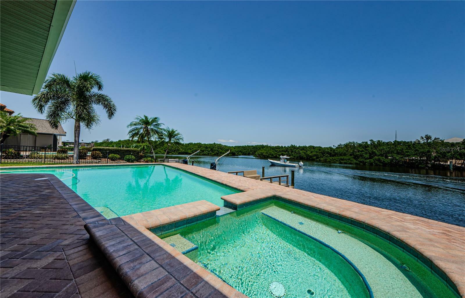 Property Photo: 671 Tallahassee Drive NE FL 33702